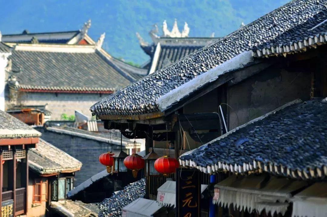 亮相海南“村VA”迎春赛,国足前队长马明宇现场送出签名足球